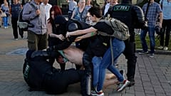Силовики задерживают протестующего.