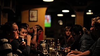 Jóvenes en un bar de Pamplona