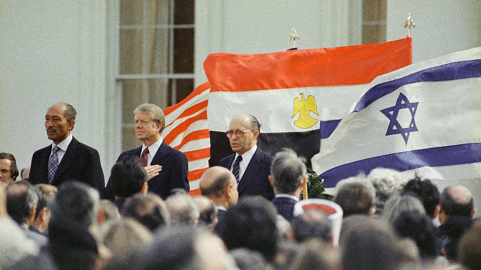 الرئيس الأمريكي جيمي كارتر ، والرئيس المصري أنور السادات، ورئيس الوزراء الإسرائيلي مناحيم بيغن قبل توقيع معاهدة السلام بين إسرائيل ومصر في البيت الأبيض، 26 آذار/مارس 1979