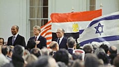الرئيس الأمريكي جيمي كارتر ، والرئيس المصري أنور السادات، ورئيس الوزراء الإسرائيلي مناحيم بيغن قبل توقيع معاهدة السلام بين إسرائيل ومصر في البيت الأبيض، 26 آذار/مارس 1979
