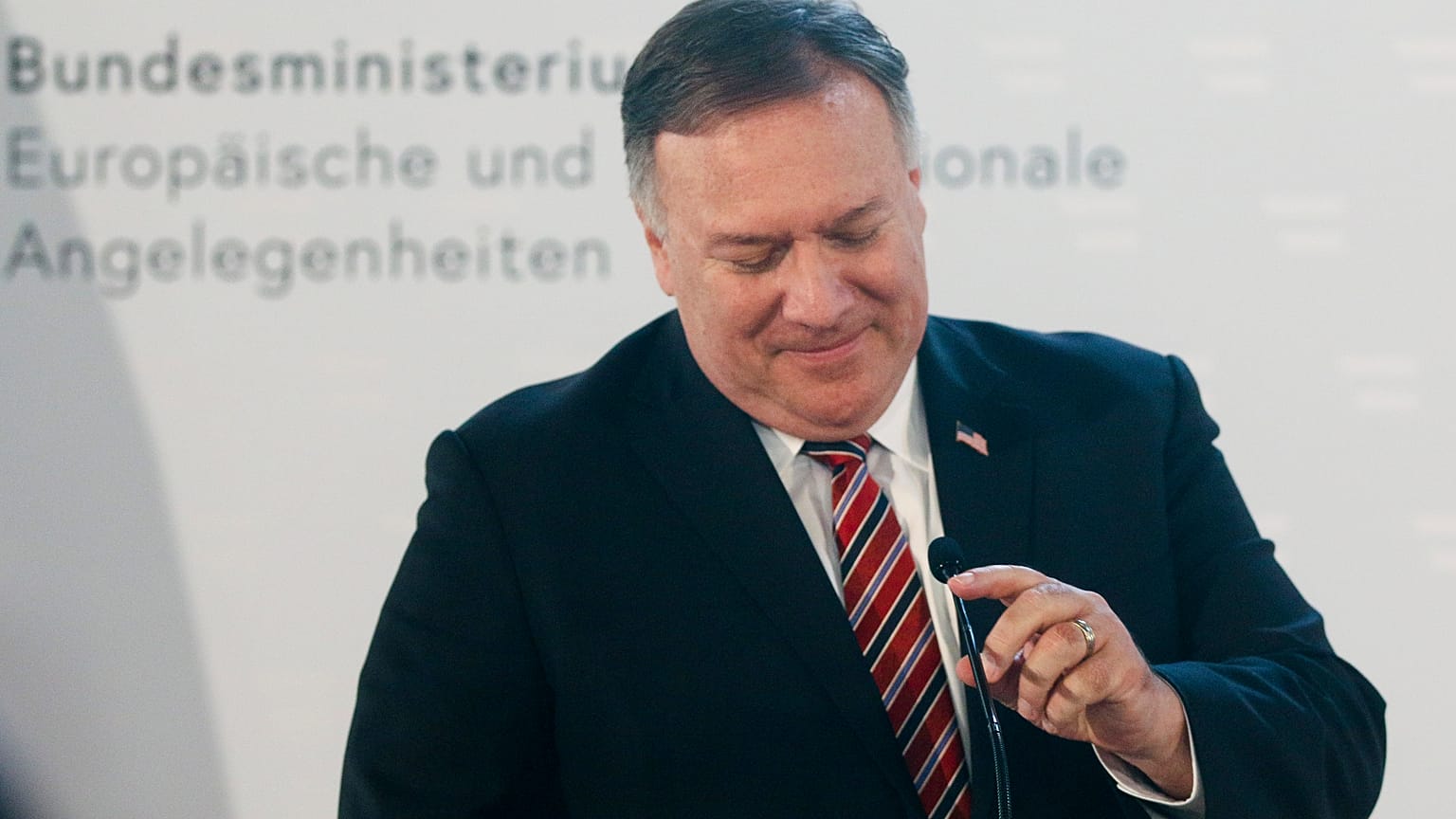 Mike Pompeo a mikrofonját igazítja az osztrák külügyminisztériumban tartott sajtótájékoztatóján