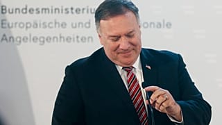 Mike Pompeo a mikrofonját igazítja az osztrák külügyminisztériumban tartott sajtótájékoztatóján
