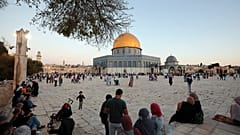 مصلون مسلمون يتجمعون لصلاة عيد الأضحى بجوار مسجد قبة الصخرة في المسجد الأقصى