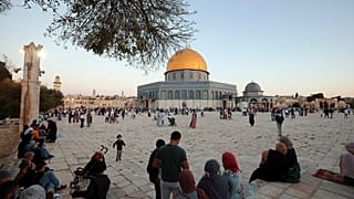 مصلون مسلمون يتجمعون لصلاة عيد الأضحى بجوار مسجد قبة الصخرة في المسجد الأقصى