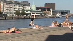 Veraneantes en el puerto de Copenhague