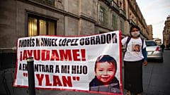 La madre de Dylan, Juana Pérez, manifestándose ante el Palacio Nacional para pedir que buscasen a su hijo