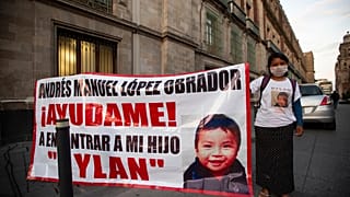 La madre de Dylan, Juana Pérez, manifestándose ante el Palacio Nacional para pedir que buscasen a su hijo