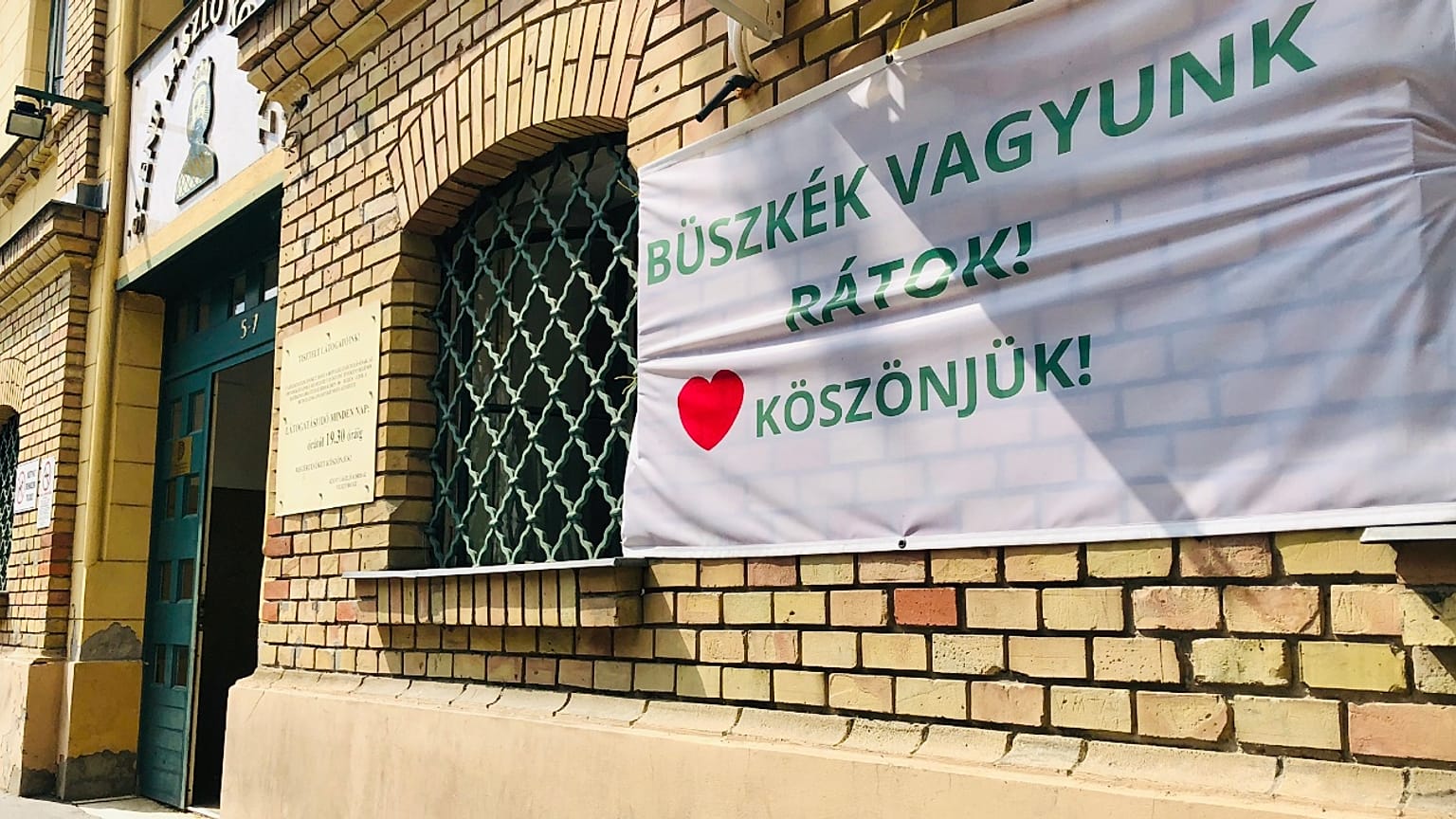 Az egészségügyi dolgozók munkáját megköszönő felirat a budapesti Szent László Kórház bejáratánál