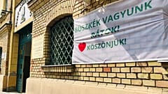 Az egészségügyi dolgozók munkáját megköszönő felirat a budapesti Szent László Kórház bejáratánál