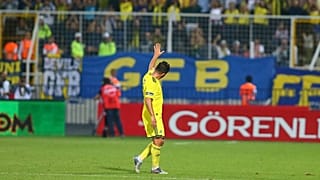 Fenerbahçe'nin tecrübeli futbolcusu Emre Belözoğlu 39 yaşında futbolu bıraktı