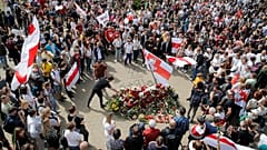 Manifestantes en Bielorrusia rinden homenaje al hombre fallecido en una protesta.