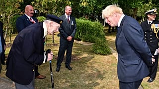 Boris Johnson cumprimenta um veterano da II Guerra Mundial