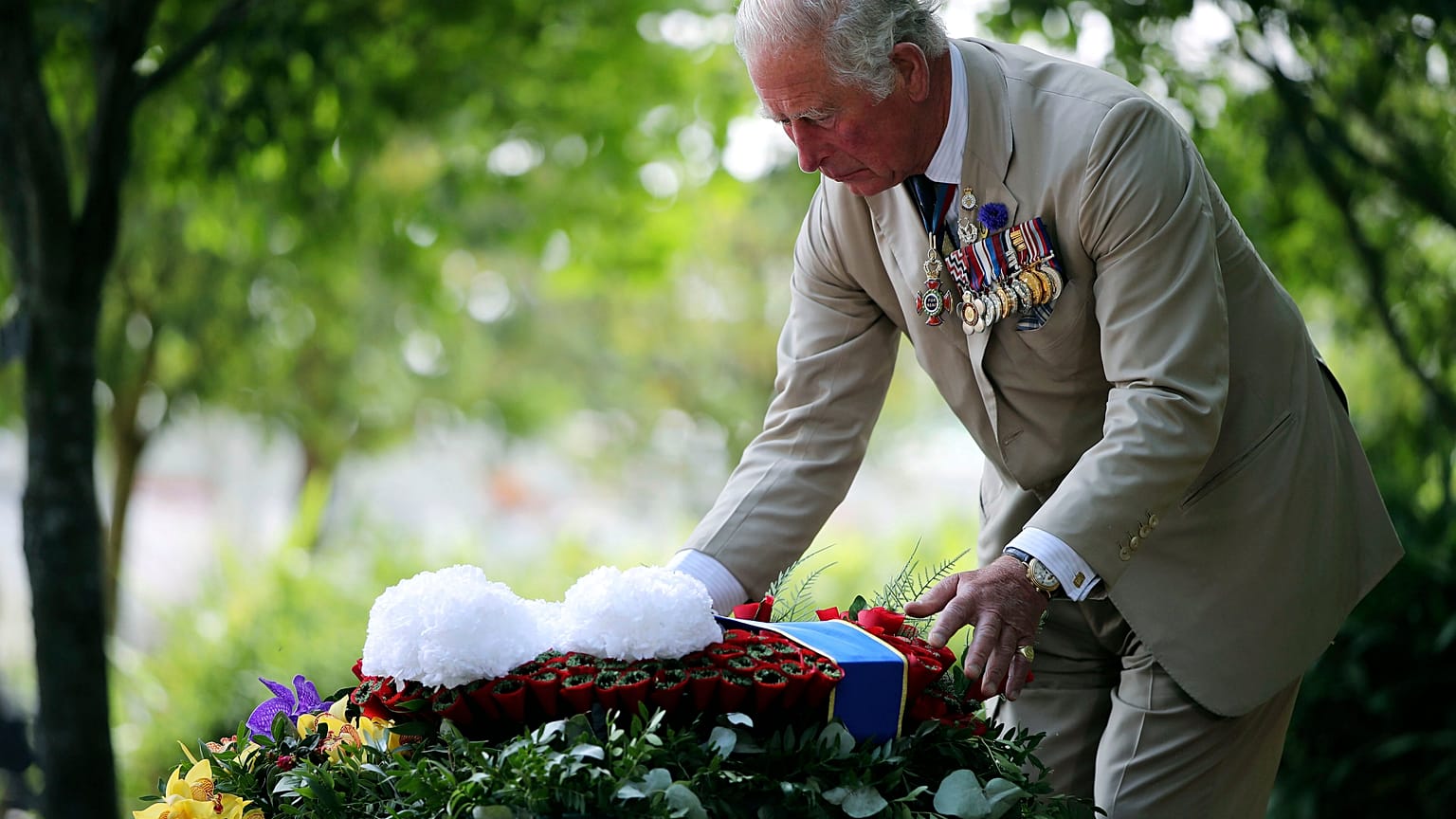 Принц Чарльз возлагает венок к мемориалу павшим британцам во время Второй мировой войны