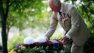 Принц Чарльз возлагает венок к мемориалу павшим британцам во время Второй мировой войны