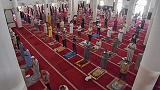 مسلمون يصلون صلاة الظهر في مسجد الفتح بالجزائر