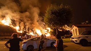 شاهد: استمرار محاولات إخماد الحرائق المستعرة في غابات كاليفورنيا