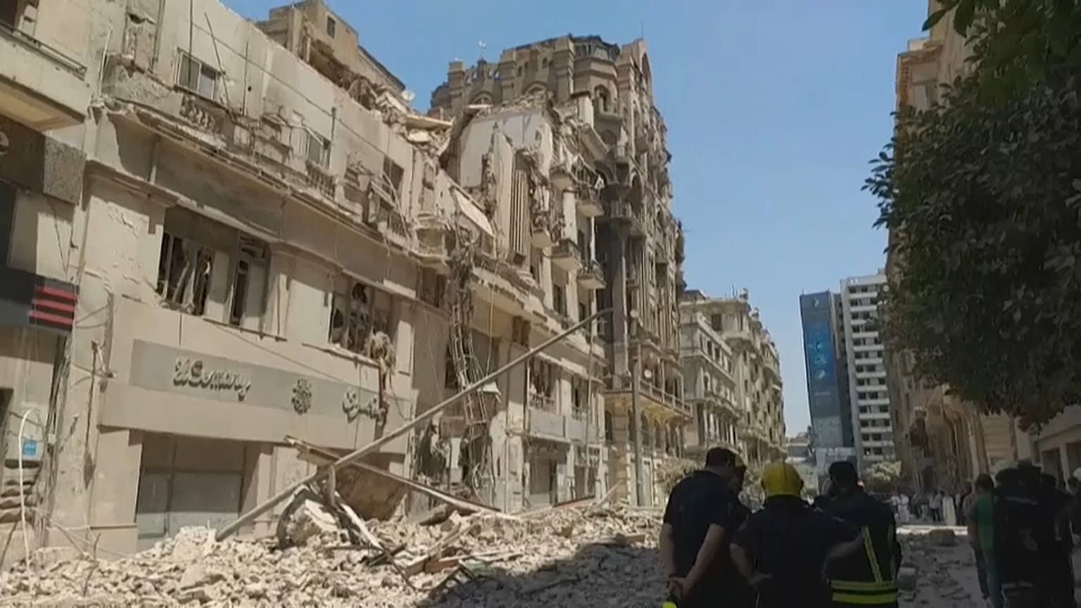 انهيار جزء من مبنى تراثي وسط العاصمة المصرية القاهرة