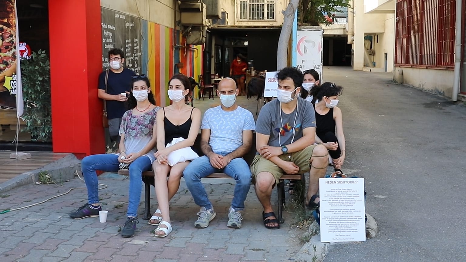 Özel tiyatro oyuncuları 30 Temmuz'dan bu yana 'susuyoruz' eyleminde