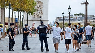 Covid-19 : hausse de cas record depuis mai en France, le port du masque étendu à Paris
