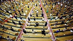 Güney Kore'nin başkenti Seoul'deki bir kilisede koronavirüs sebebi ile insanlar sosyal mesafe koyarak ibadet ediyor