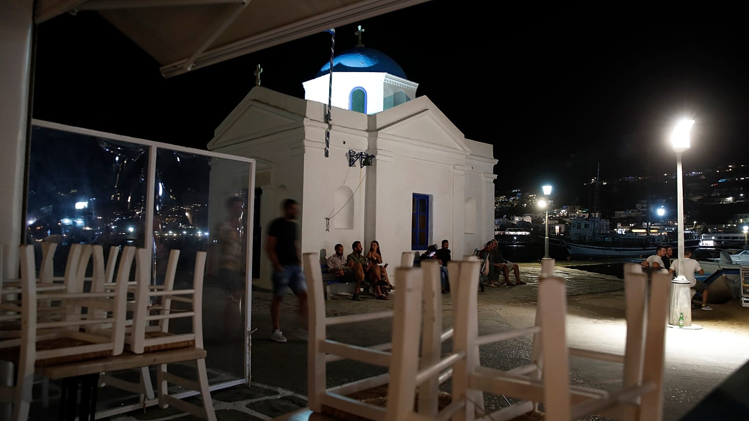 Mykonos: il ristorante ha chiuso a mezzanotte, ma i turisti si "assembrano" davanti alla chiesa ortodossa. 