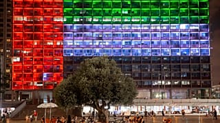 Tel Aviv'deki belediye binası BAE bayrağını simgeleyen ışıklarla aydınlatıldı