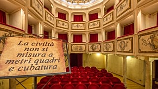 La frase all'ingresso del Teatro della Concordia, voluta dai fondatori: nel 1808.