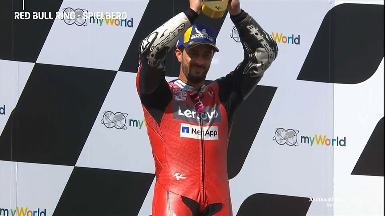 Andrea Dovizioso levanta o troféu