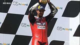 Andrea Dovizioso levanta o troféu