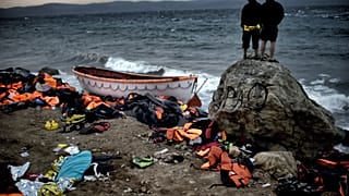 Türkiye'den Yunanistan'a geçen sığınmacı botları geri itiliyor