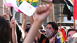A melegjogok mellett és ellene is tüntettek Varsóban