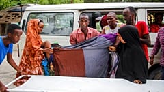 Somali'nin başkenti Mogadişu'da br oteli hedef alan bombalı saldırıda yaralanan bir kadın, hastaneye götürülürken