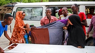 Somali'nin başkenti Mogadişu'da br oteli hedef alan bombalı saldırıda yaralanan bir kadın, hastaneye götürülürken