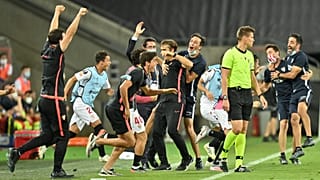 Die Spieler des FC Sevilla bejubeln in Köln den Finaleinzug