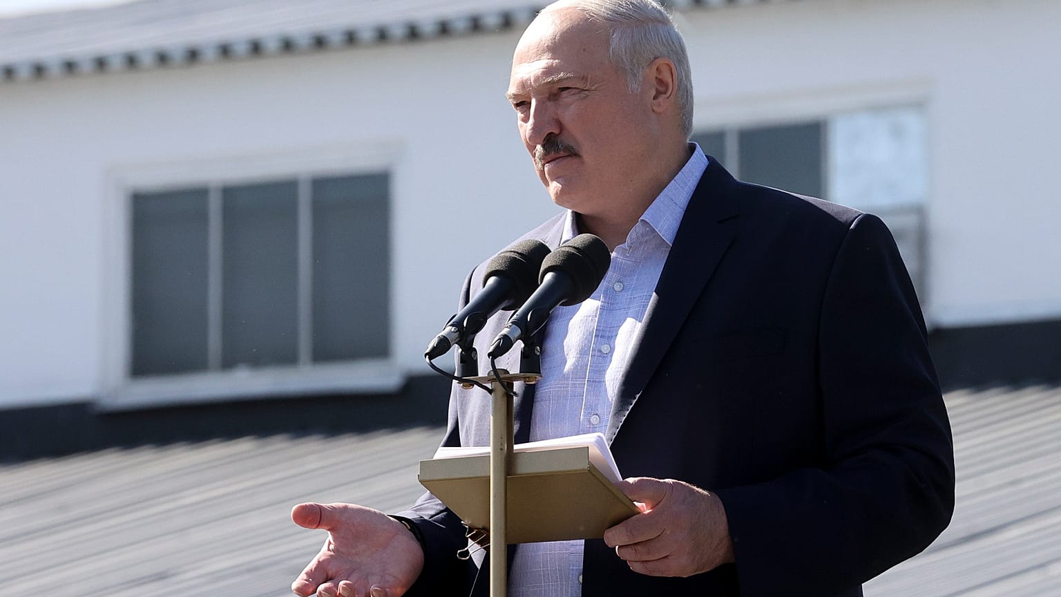 Aljakszandr Lukasenka beszédet mond egy minszki traktorgyárban 2020. augusztus 17-én