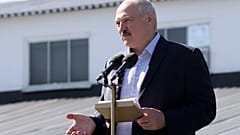 Aljakszandr Lukasenka beszédet mond egy minszki traktorgyárban 2020. augusztus 17-én