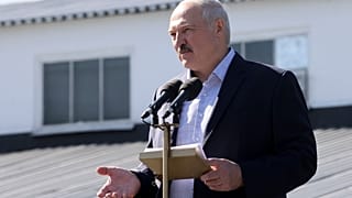 Aljakszandr Lukasenka beszédet mond egy minszki traktorgyárban 2020. augusztus 17-én