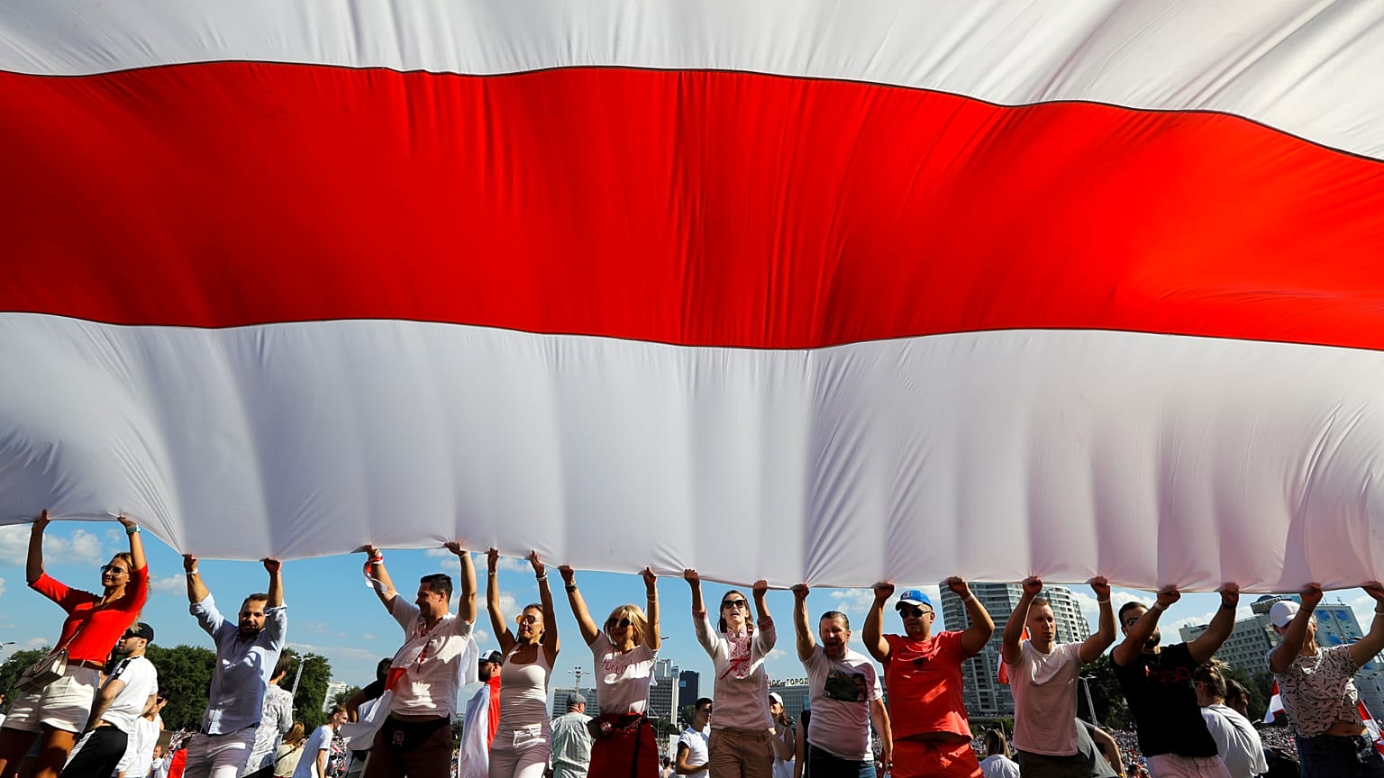 Opositores hacen ondear una bandera en Minsk, Bielorrusia