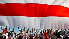 Opositores hacen ondear una bandera en Minsk, Bielorrusia