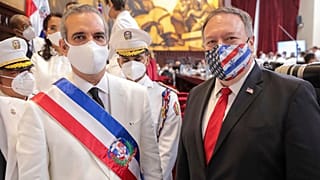 Luis Abinader junto al jefe de la diplomacia estadounidense, Mike Pompeo, tras la toma de posesión