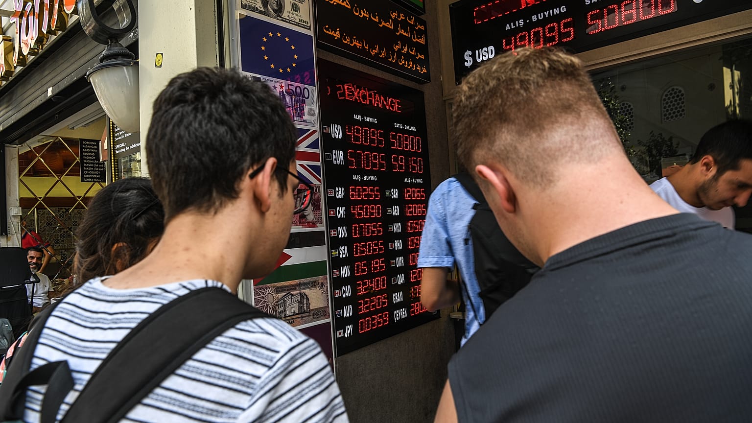 TL haftaya Euro ve Dolar karşısındaki rekor kaybını sürdürerek başladı. 