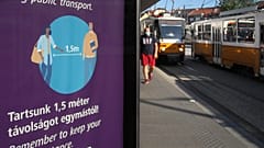 Távolságtartásra figyelmeztető plakát Budapesten