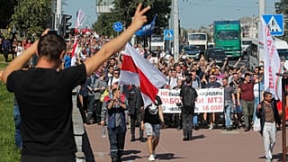 Workers march toward the Minsk Wheel Tractor Plant where President Alexander Lukashenko addresses employees in Minsk, Belarus, August 17, 2020