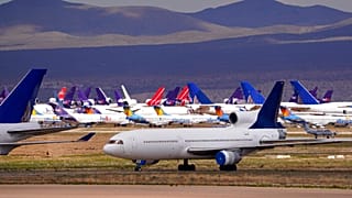 A koroanvírus-járvány miatt használaton kívül helyezett repülőgépek a kaliforniai Victorville-ben