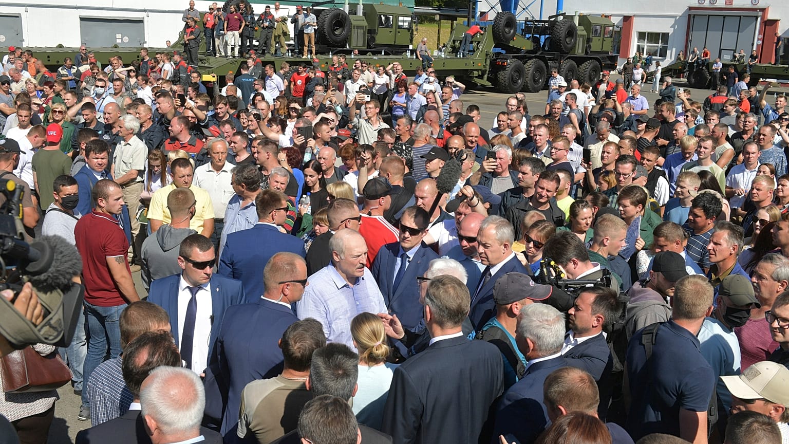 Munkásokkal beszélget Lukasenka fehérorosz elnök egy minszki traktorgyárban