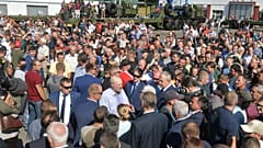 Munkásokkal beszélget Lukasenka fehérorosz elnök egy minszki traktorgyárban