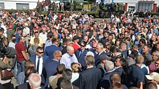 Munkásokkal beszélget Lukasenka fehérorosz elnök egy minszki traktorgyárban
