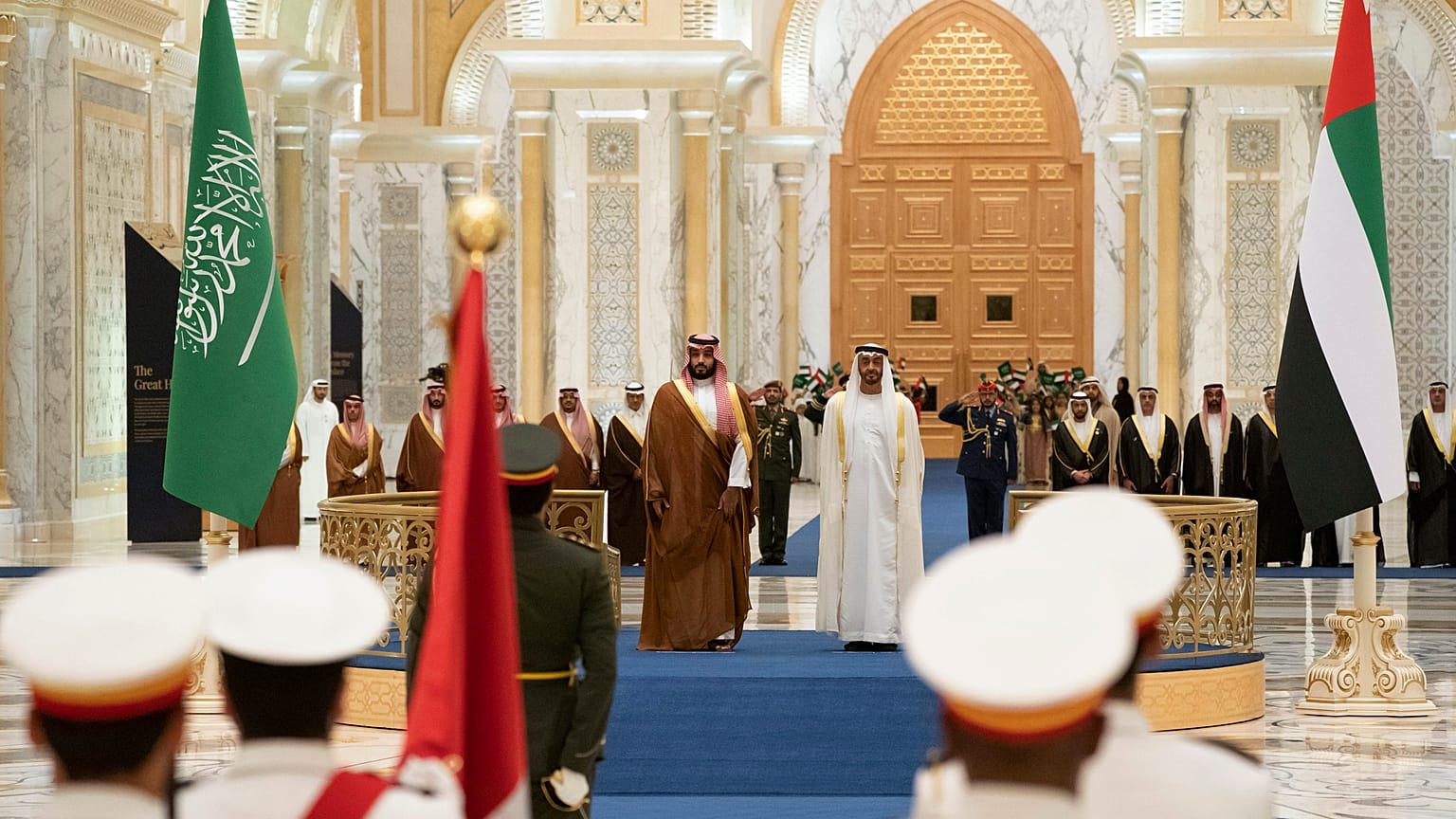 ولي العهد السعودي محمد بن سلمان رفقة ولي عهد أبوظبي محمد بن زايد آل نهيان في قصر الوطن في أبوظبي، الإمارات العربية المتحدة.