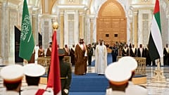ولي العهد السعودي محمد بن سلمان رفقة ولي عهد أبوظبي محمد بن زايد آل نهيان في قصر الوطن في أبوظبي، الإمارات العربية المتحدة.