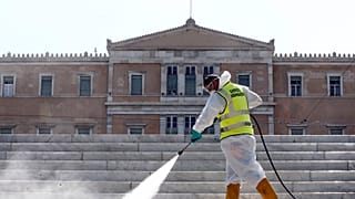 Απολύμανση στην Πλατεία Συντάγματος